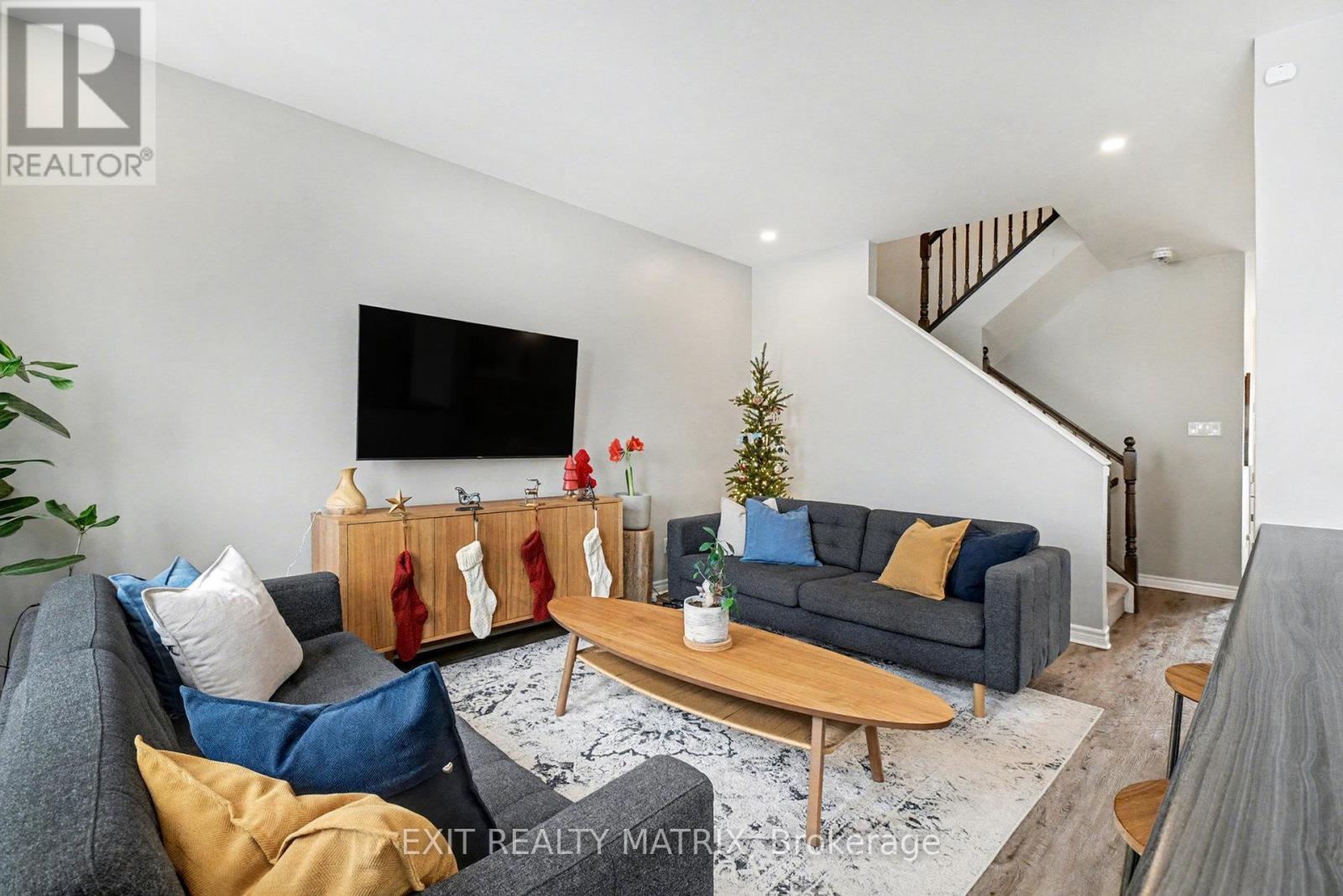 211 Mountain Sorrel Way, Ottawa, ON - Indoor Photo Showing Living Room