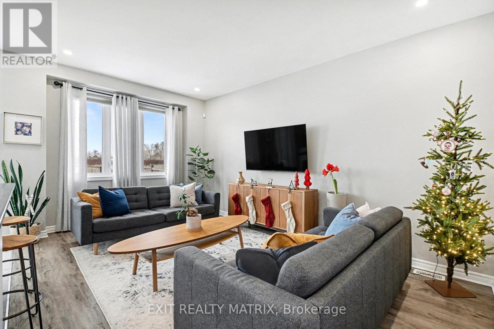 211 Mountain Sorrel Way, Ottawa, ON - Indoor Photo Showing Living Room