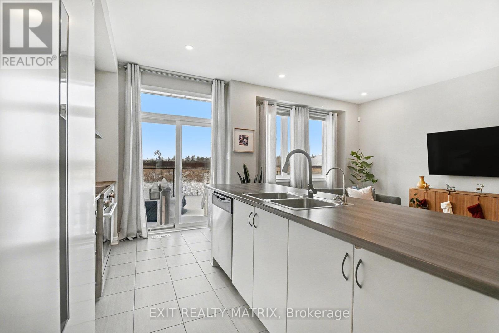 211 Mountain Sorrel Way, Ottawa, ON - Indoor Photo Showing Kitchen With Double Sink
