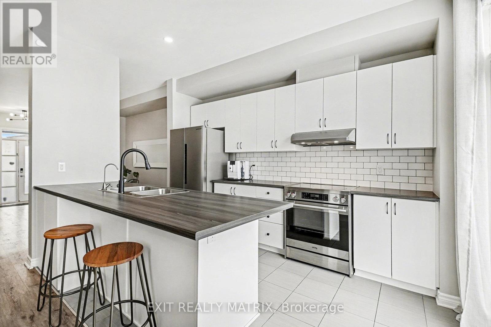 211 Mountain Sorrel Way, Ottawa, ON - Indoor Photo Showing Kitchen With Double Sink With Upgraded Kitchen