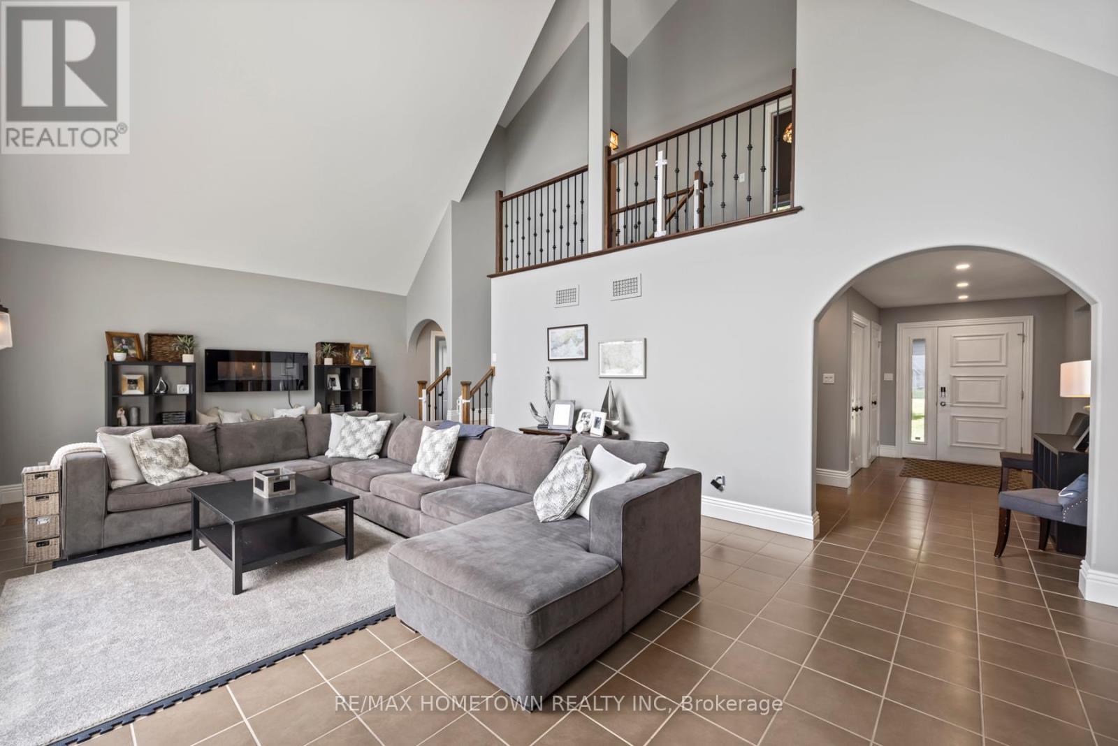 41 Riverview Drive, Leeds And The Thousand Islands, ON - Indoor Photo Showing Living Room