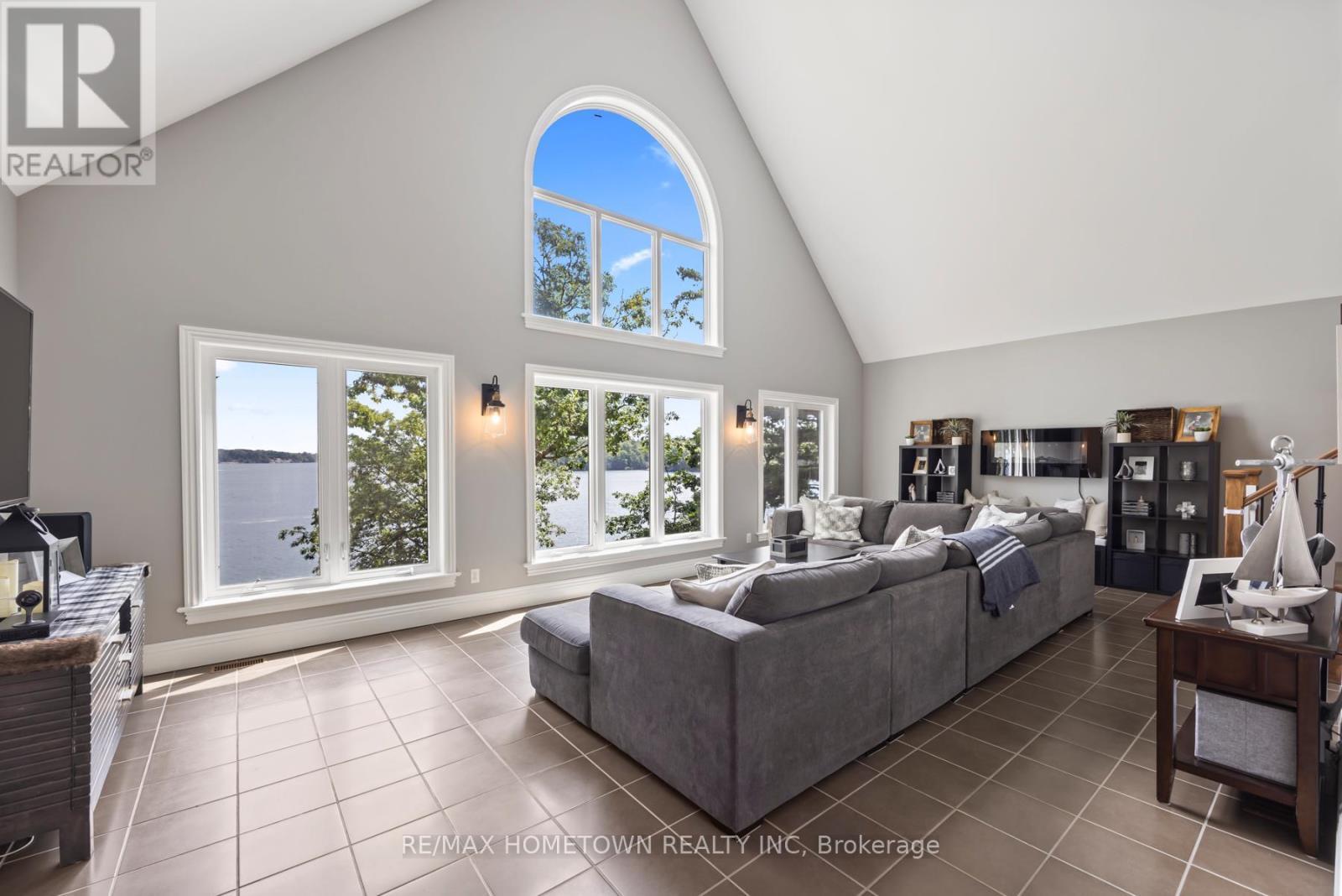 41 Riverview Drive, Leeds And The Thousand Islands, ON - Indoor Photo Showing Living Room