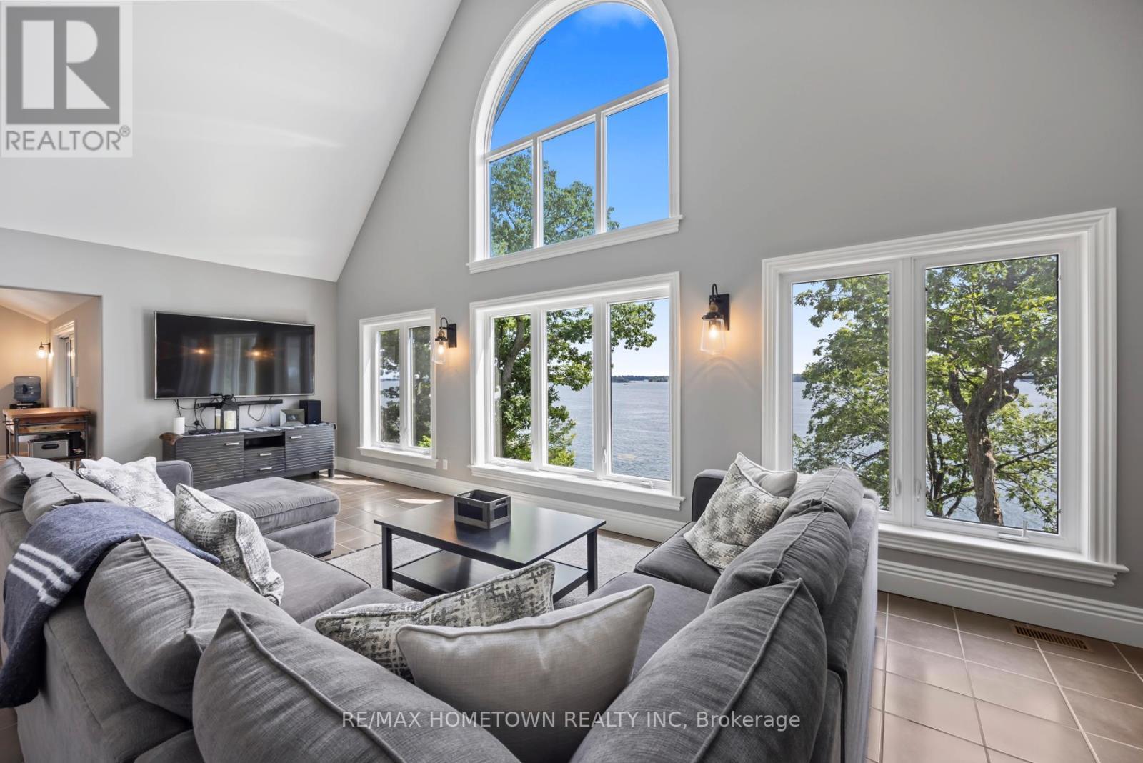 41 Riverview Drive, Leeds And The Thousand Islands, ON - Indoor Photo Showing Living Room