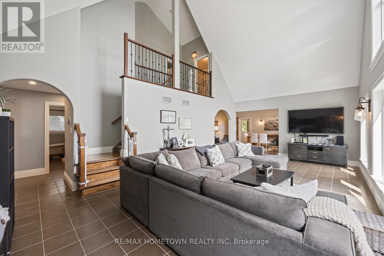 41 Riverview Drive, Leeds And The Thousand Islands, ON - Indoor Photo Showing Living Room