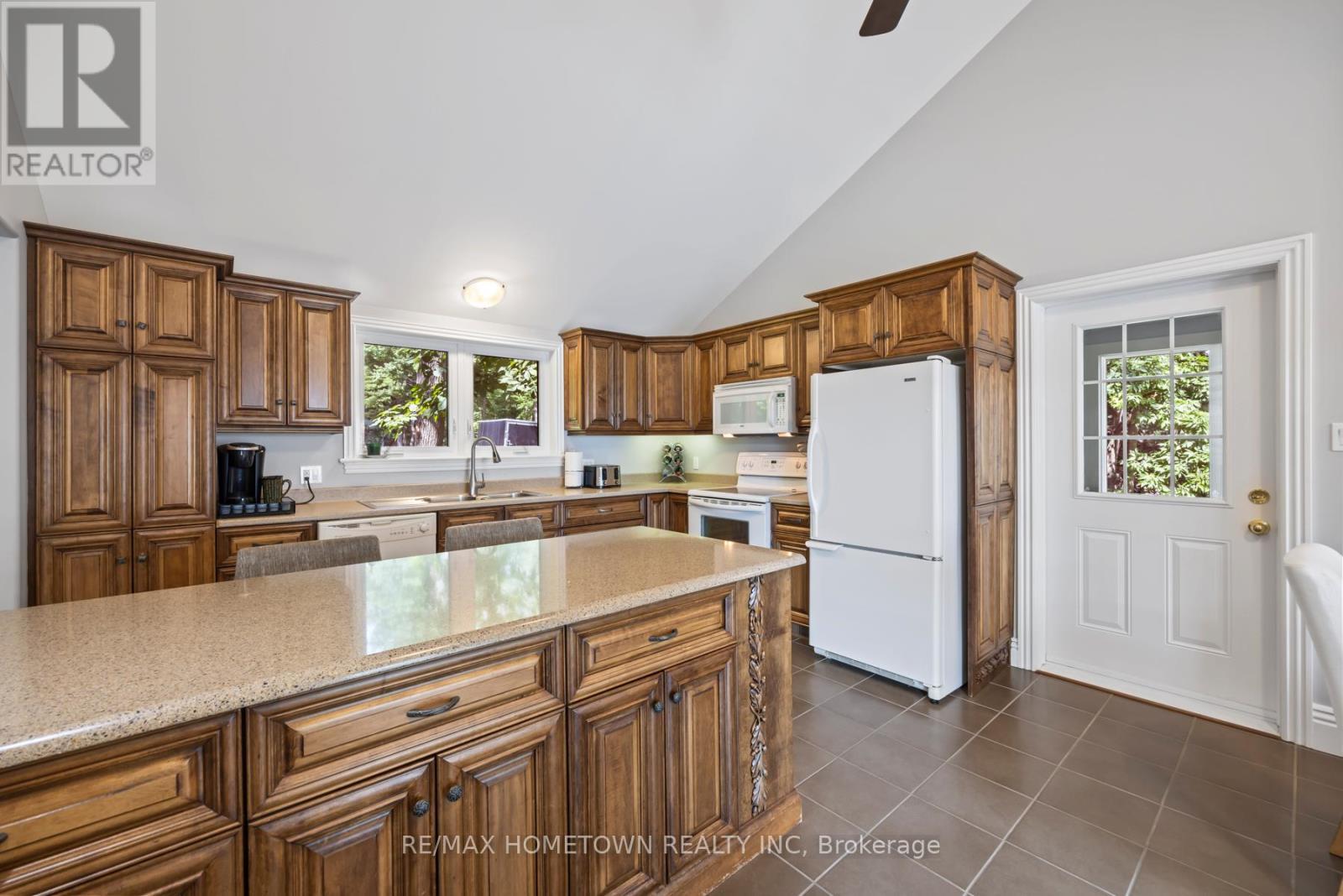 41 Riverview Drive, Leeds And The Thousand Islands, ON - Indoor Photo Showing Kitchen