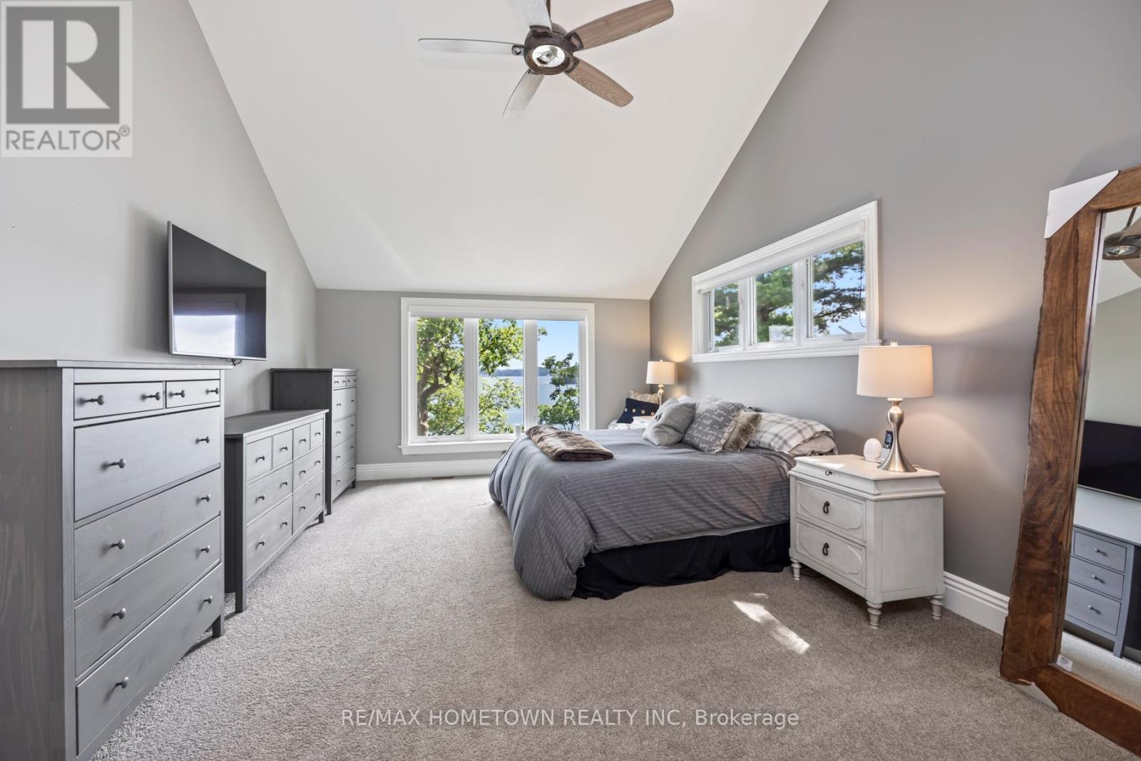 41 Riverview Drive, Leeds And The Thousand Islands, ON - Indoor Photo Showing Bedroom