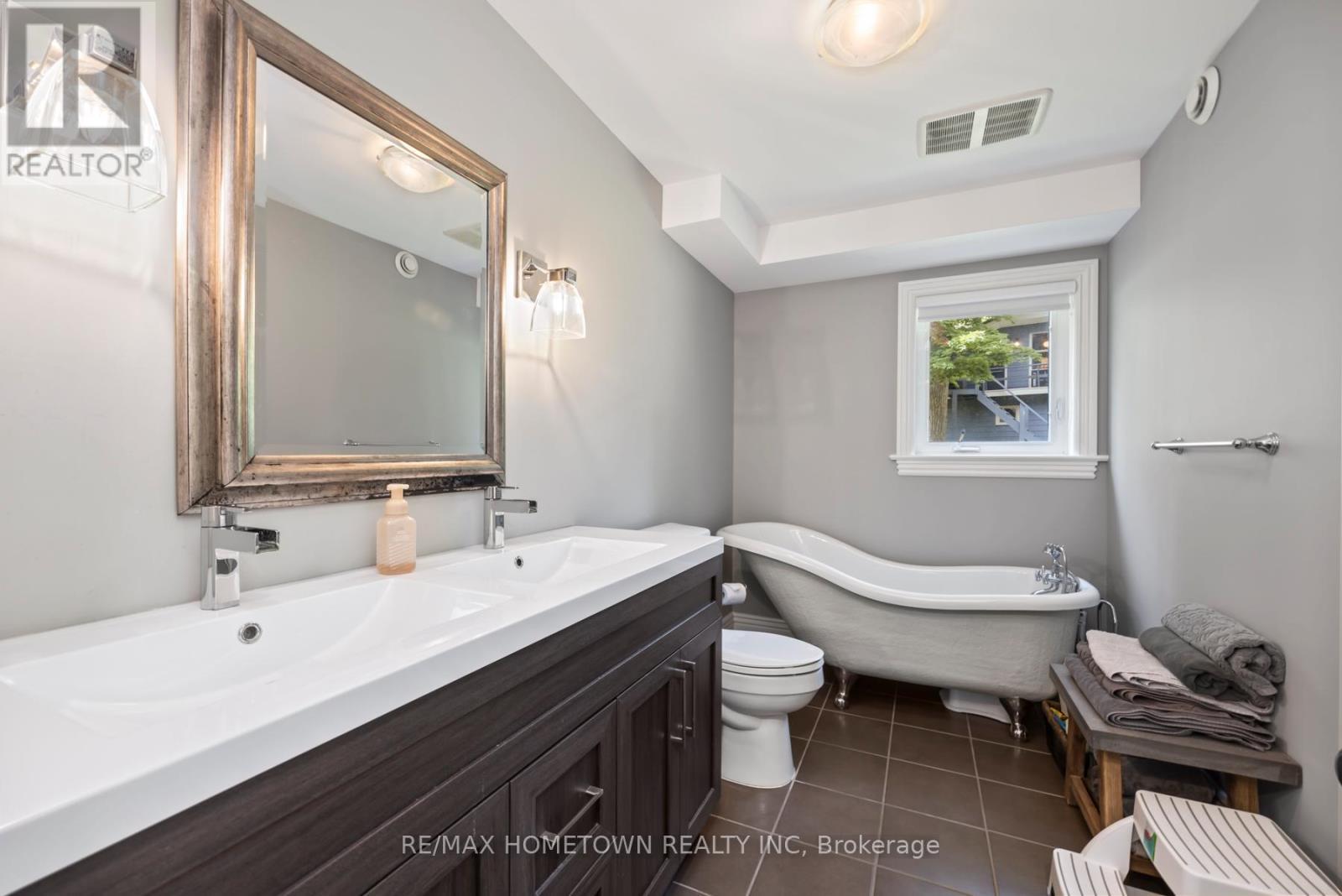 41 Riverview Drive, Leeds And The Thousand Islands, ON - Indoor Photo Showing Bathroom