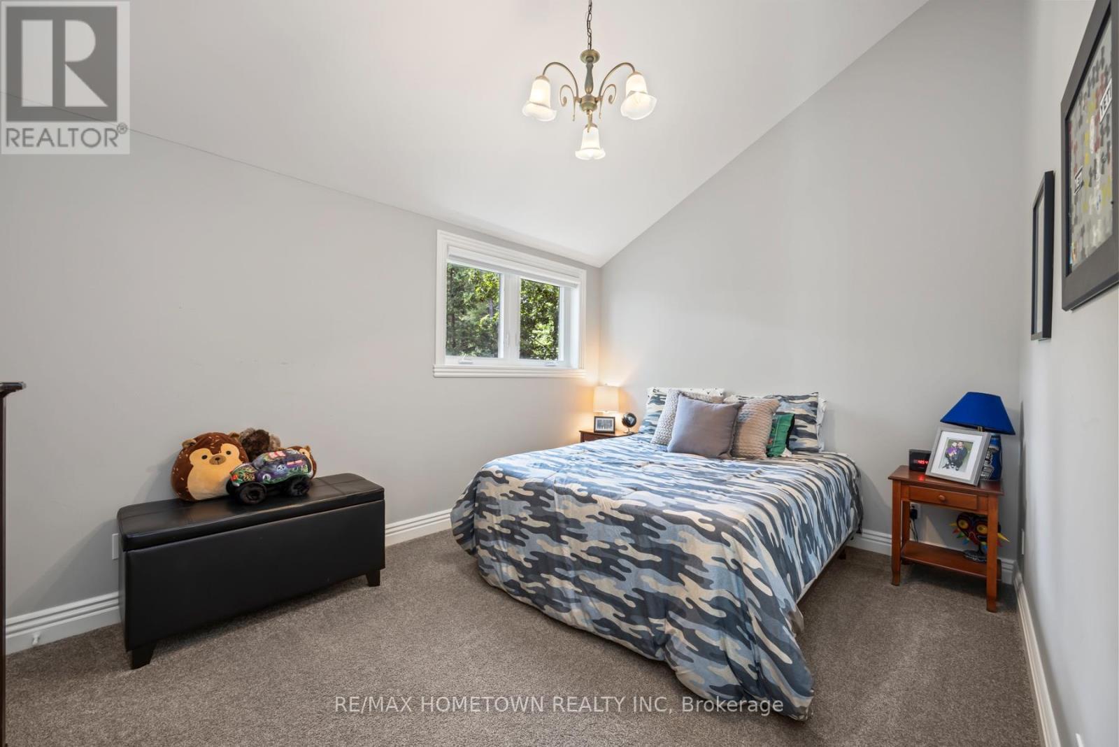 41 Riverview Drive, Leeds And The Thousand Islands, ON - Indoor Photo Showing Bedroom