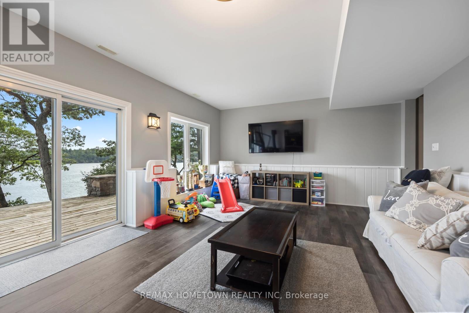 41 Riverview Drive, Leeds And The Thousand Islands, ON - Indoor Photo Showing Living Room