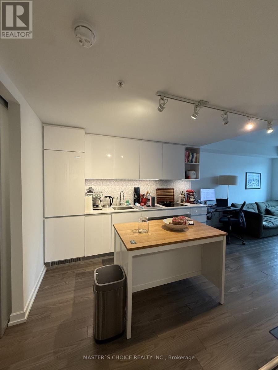 512 - 377 Madison Avenue, Toronto, ON - Indoor Photo Showing Kitchen