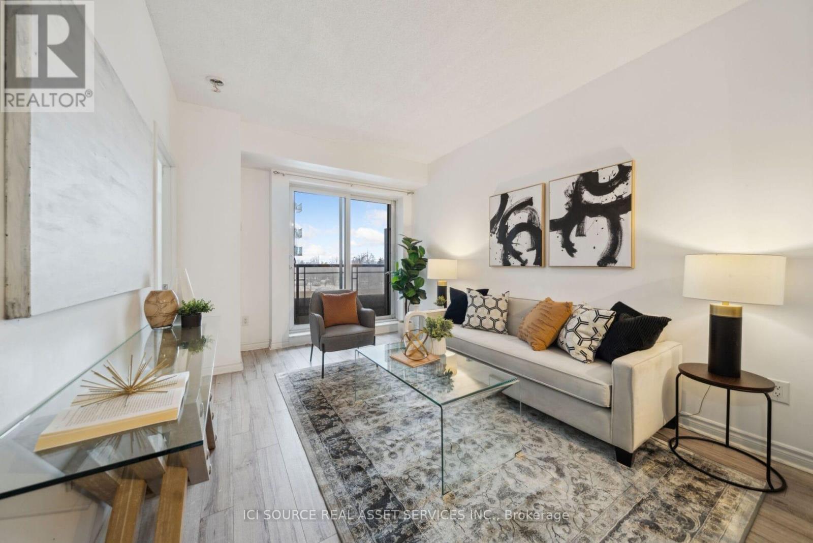 321 - 385 Prince Of Wales Drive, Mississauga, ON - Indoor Photo Showing Living Room