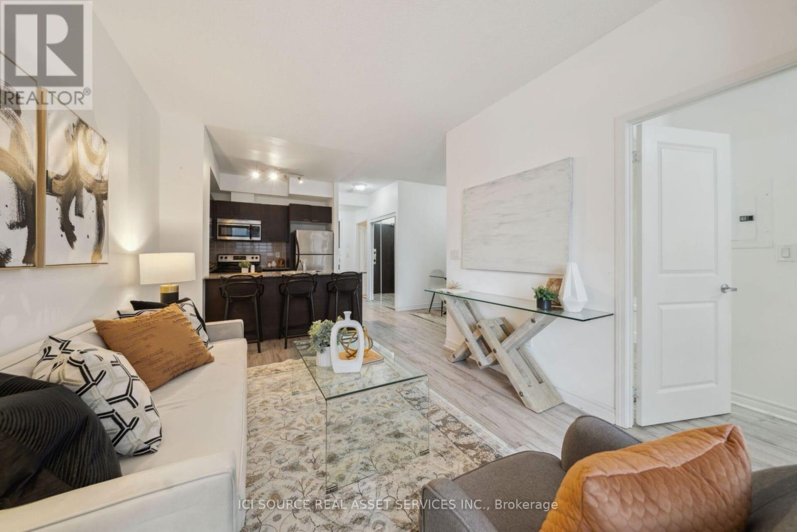 321 - 385 Prince Of Wales Drive, Mississauga, ON - Indoor Photo Showing Living Room