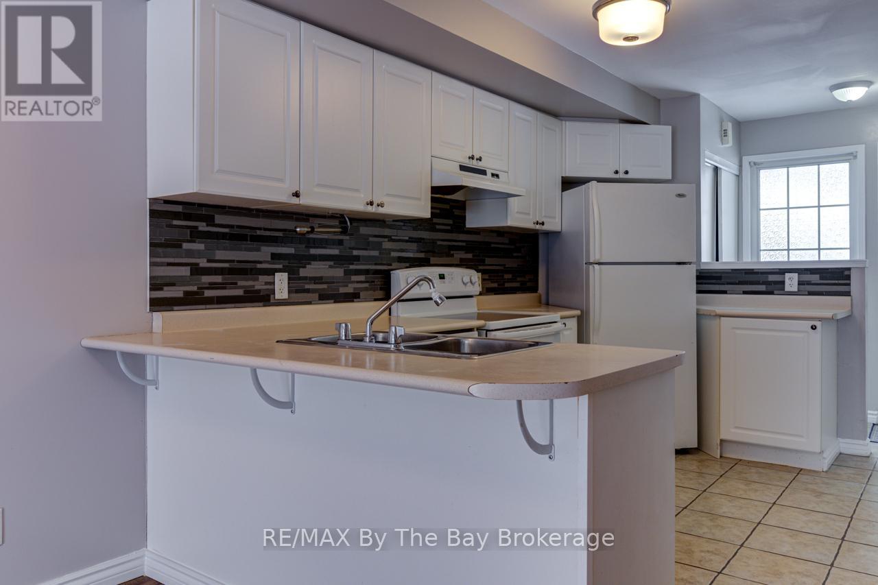 7 Royalton Lane, Collingwood, ON - Indoor Photo Showing Kitchen With Double Sink