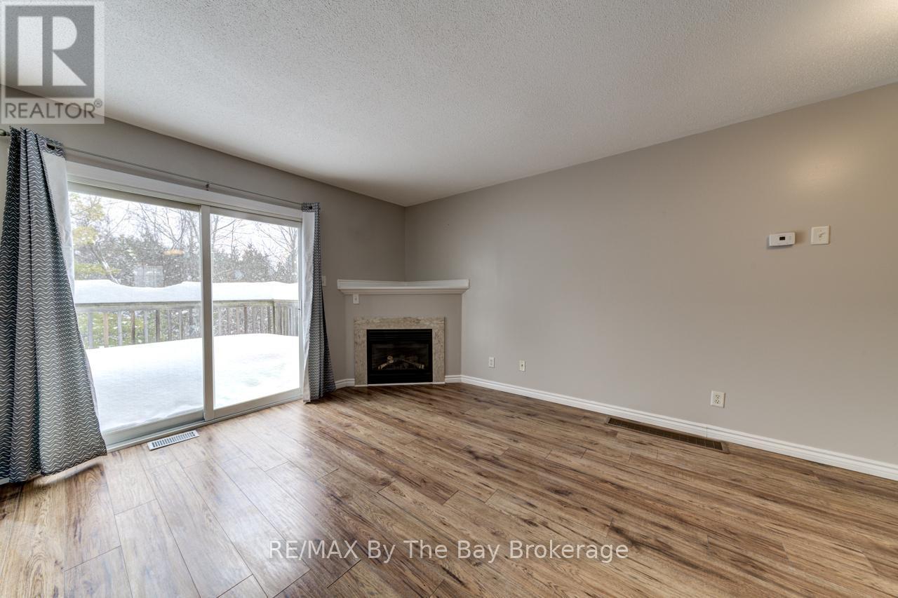 7 Royalton Lane, Collingwood, ON - Indoor Photo Showing Living Room With Fireplace