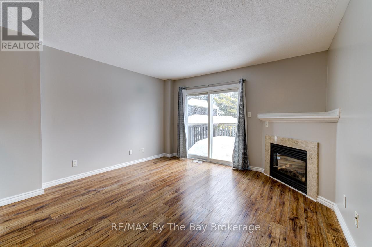 7 Royalton Lane, Collingwood, ON - Indoor Photo Showing Living Room With Fireplace
