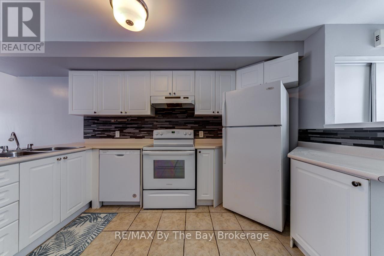 7 Royalton Lane, Collingwood, ON - Indoor Photo Showing Kitchen With Double Sink