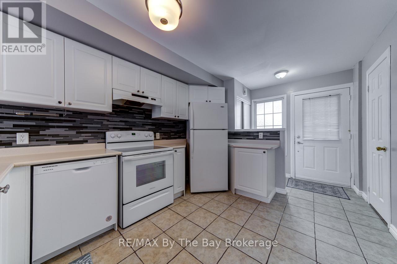 7 Royalton Lane, Collingwood, ON - Indoor Photo Showing Kitchen
