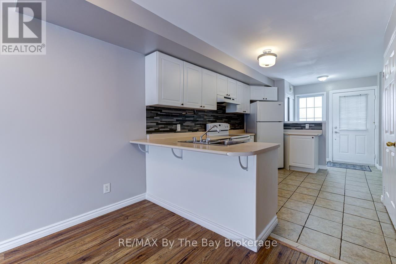 7 Royalton Lane, Collingwood, ON - Indoor Photo Showing Kitchen With Double Sink