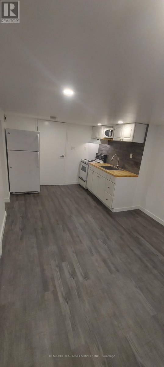 Lower 1 - 74 Burnaby Boulevard, Toronto, ON - Indoor Photo Showing Garage