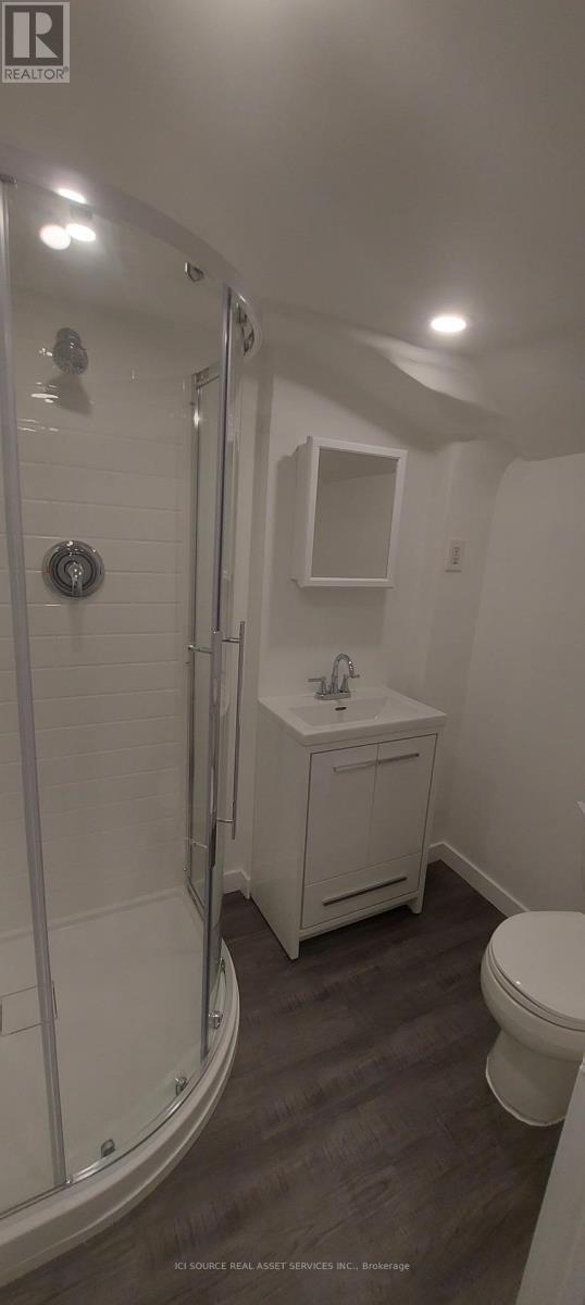 Lower 1 - 74 Burnaby Boulevard, Toronto, ON - Indoor Photo Showing Bathroom