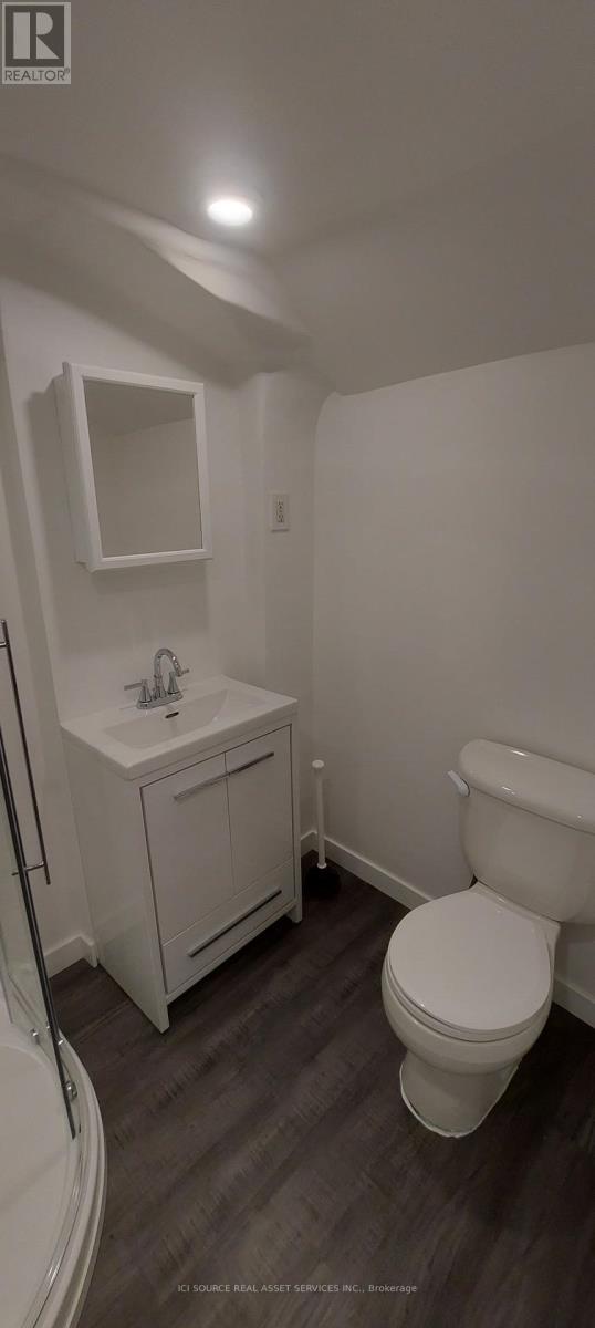 Lower 1 - 74 Burnaby Boulevard, Toronto, ON - Indoor Photo Showing Bathroom