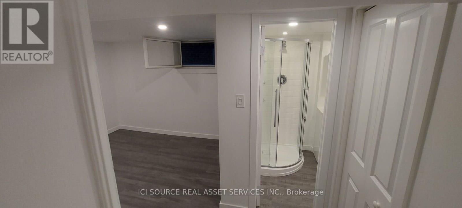 Lower 1 - 74 Burnaby Boulevard, Toronto, ON - Indoor Photo Showing Bathroom