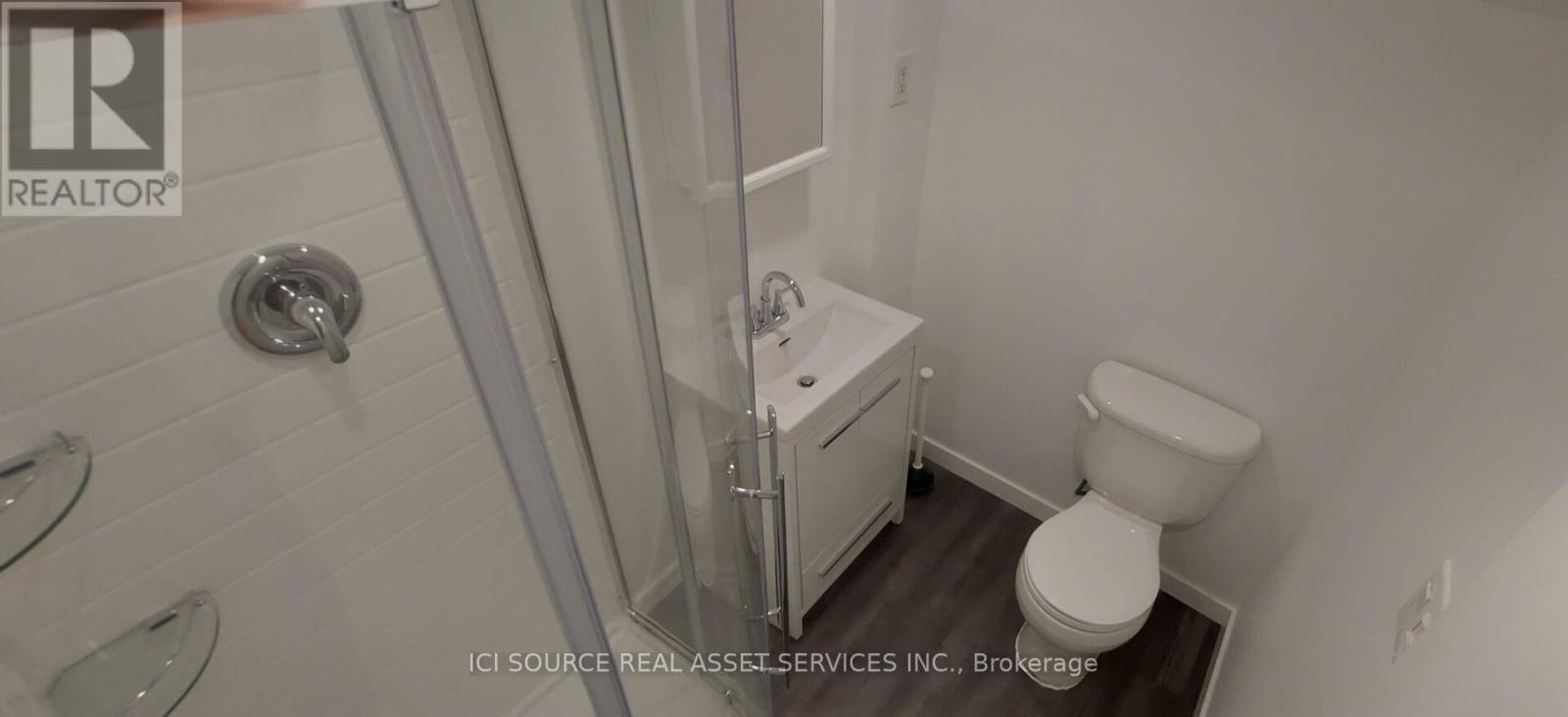 Lower 1 - 74 Burnaby Boulevard, Toronto, ON - Indoor Photo Showing Bathroom