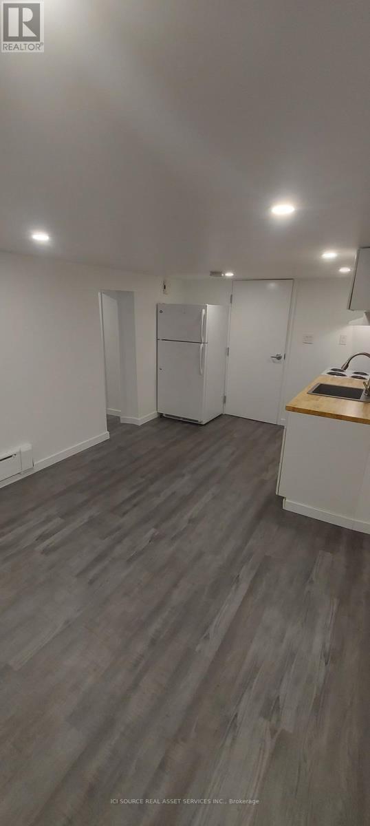 Lower 1 - 74 Burnaby Boulevard, Toronto, ON - Indoor Photo Showing Garage