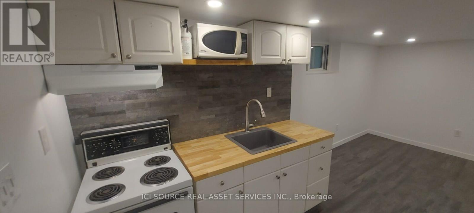 Lower 1 - 74 Burnaby Boulevard, Toronto, ON - Indoor Photo Showing Kitchen
