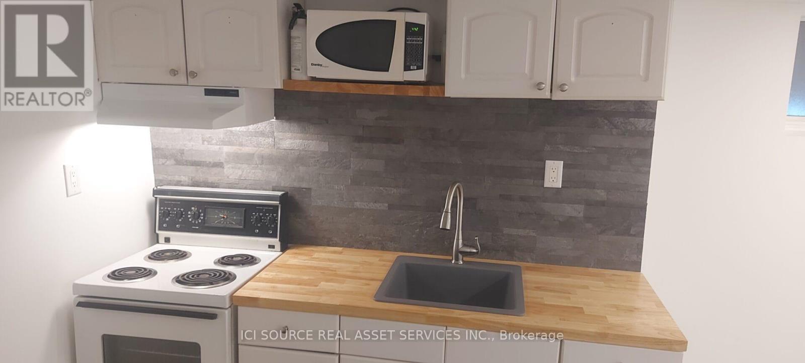 Lower 1 - 74 Burnaby Boulevard, Toronto, ON - Indoor Photo Showing Kitchen