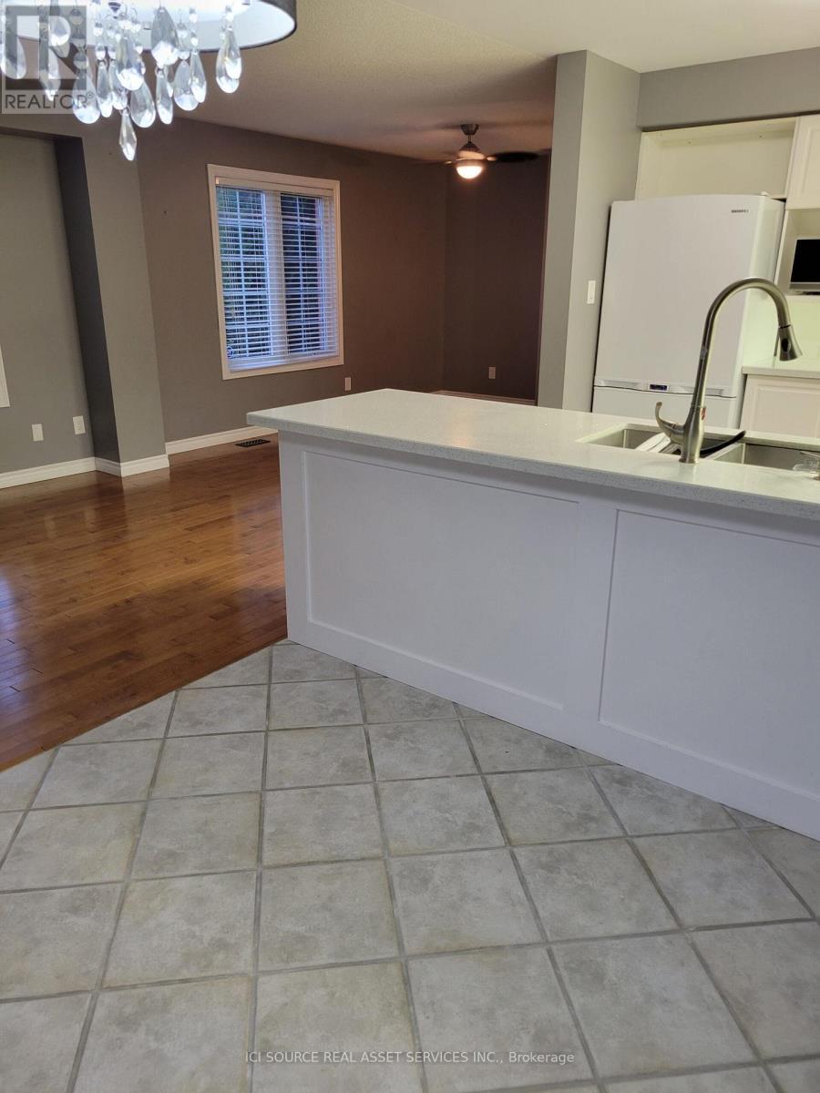 88 Wade Square, Clarington, ON - Indoor Photo Showing Kitchen