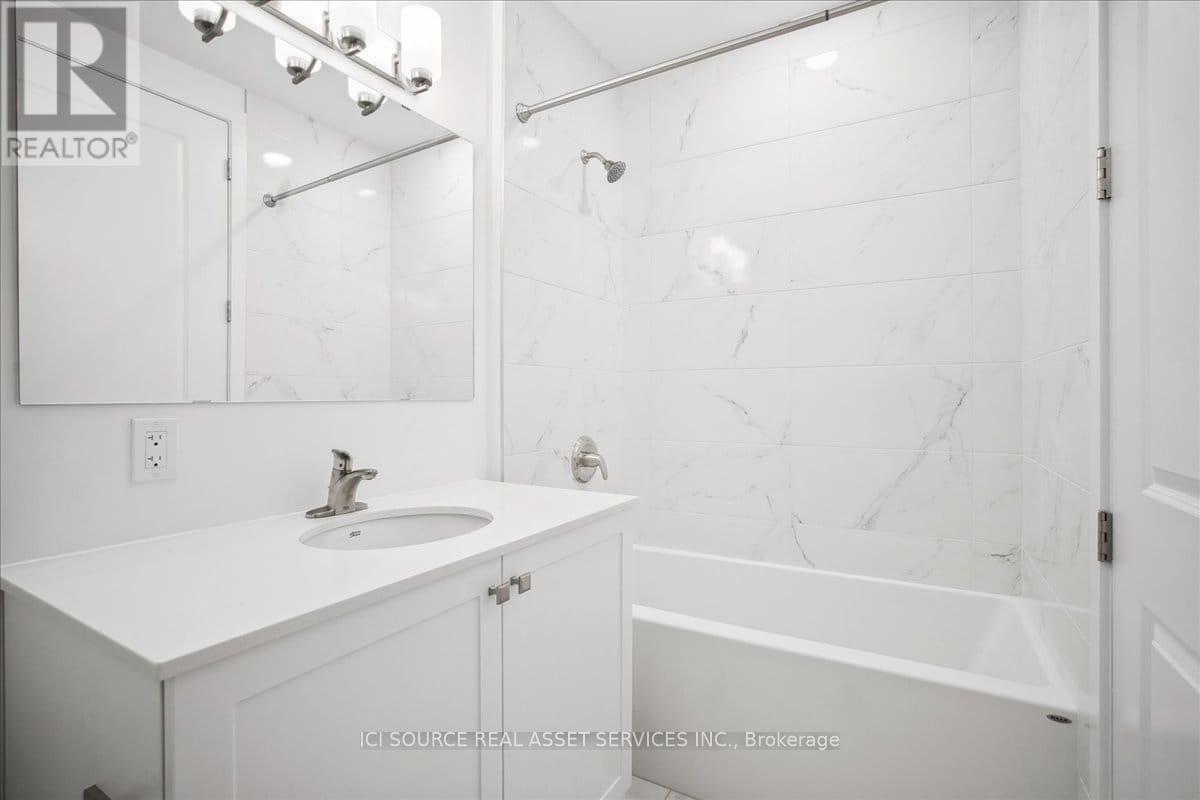 Ph2 - 19B West Street N, Kawartha Lakes, ON - Indoor Photo Showing Bathroom