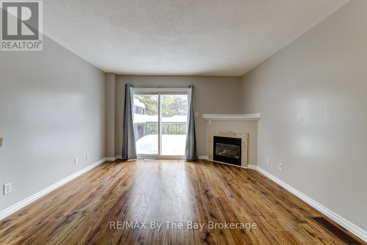 7 Royalton Lane, Collingwood, ON - Indoor Photo Showing Living Room With Fireplace