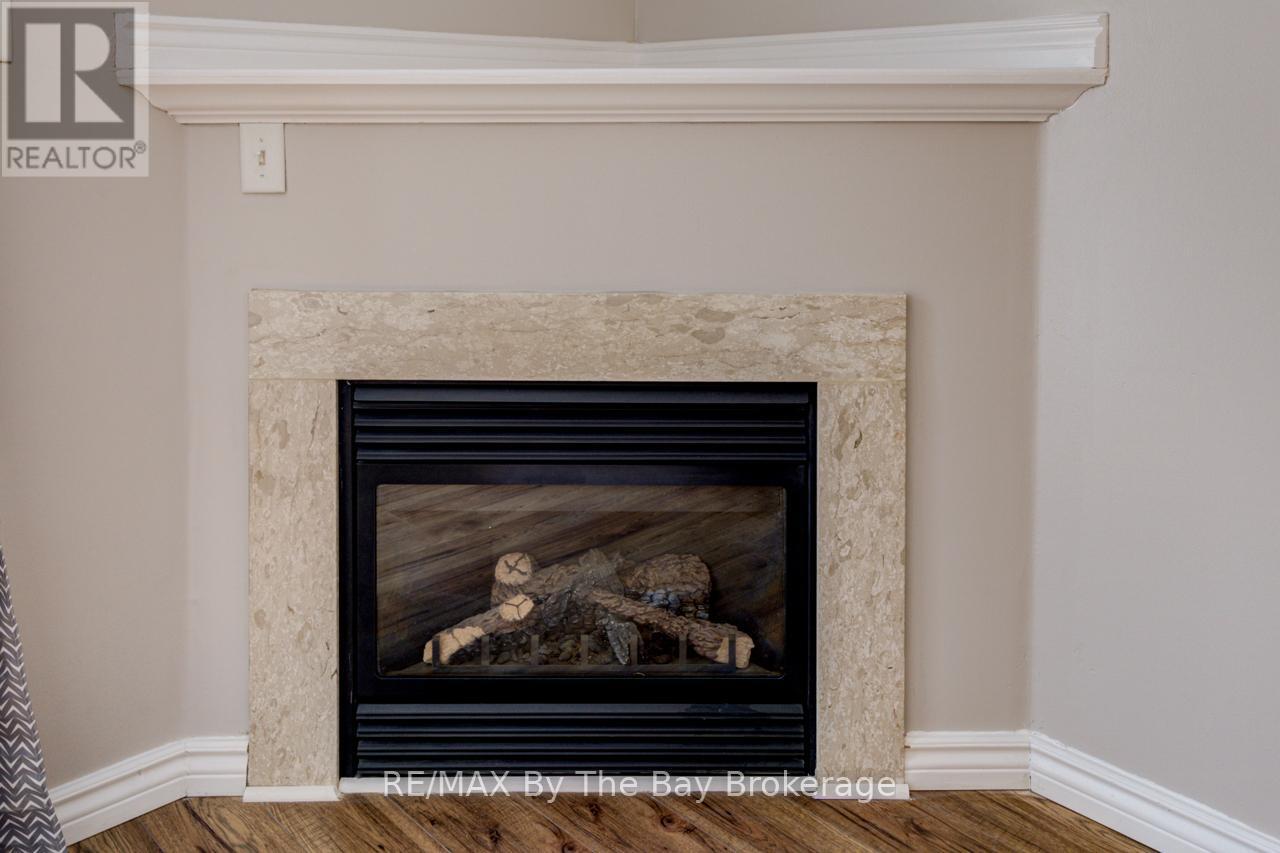 7 Royalton Lane, Collingwood, ON - Indoor Photo Showing Living Room With Fireplace