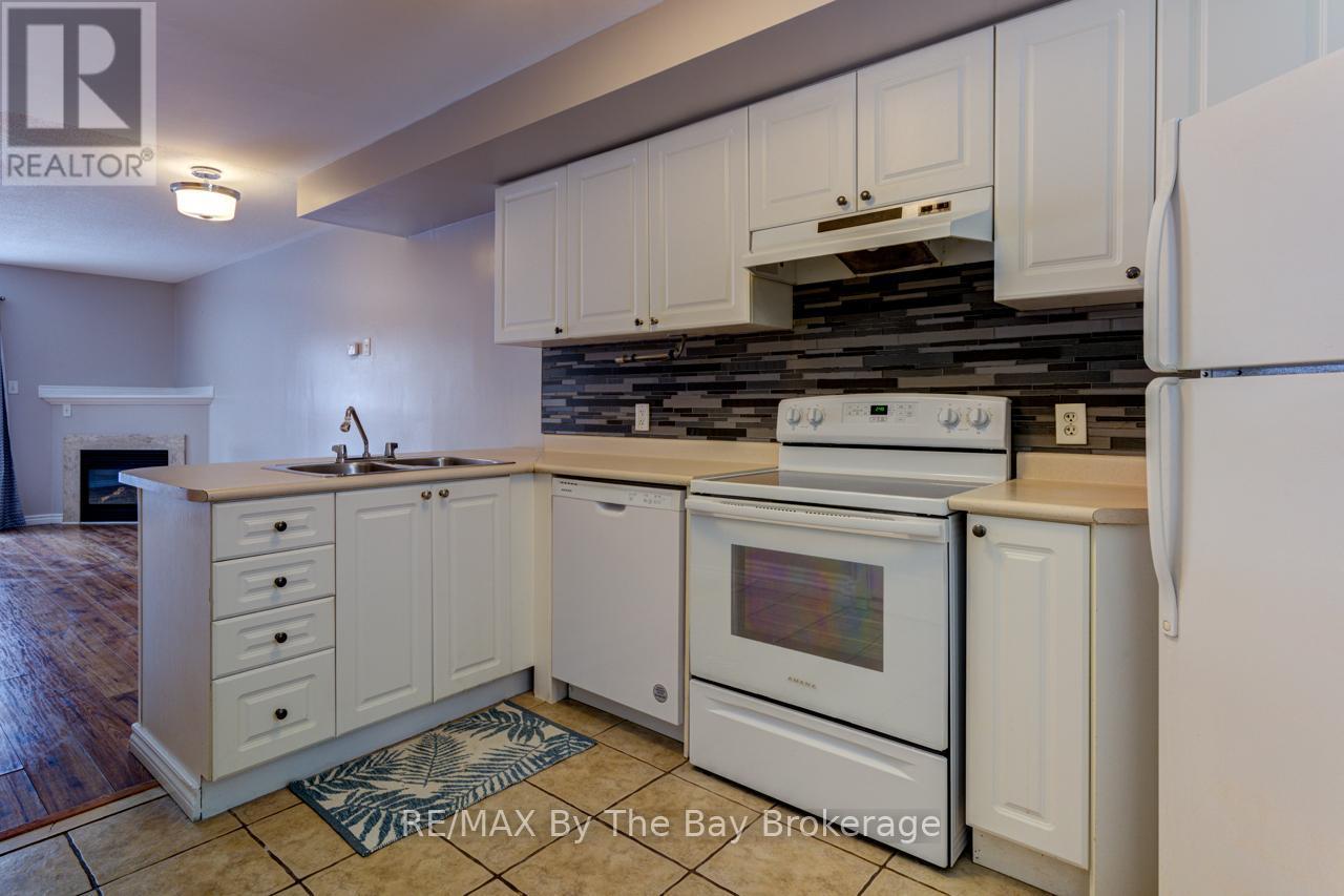7 Royalton Lane, Collingwood, ON - Indoor Photo Showing Kitchen With Double Sink