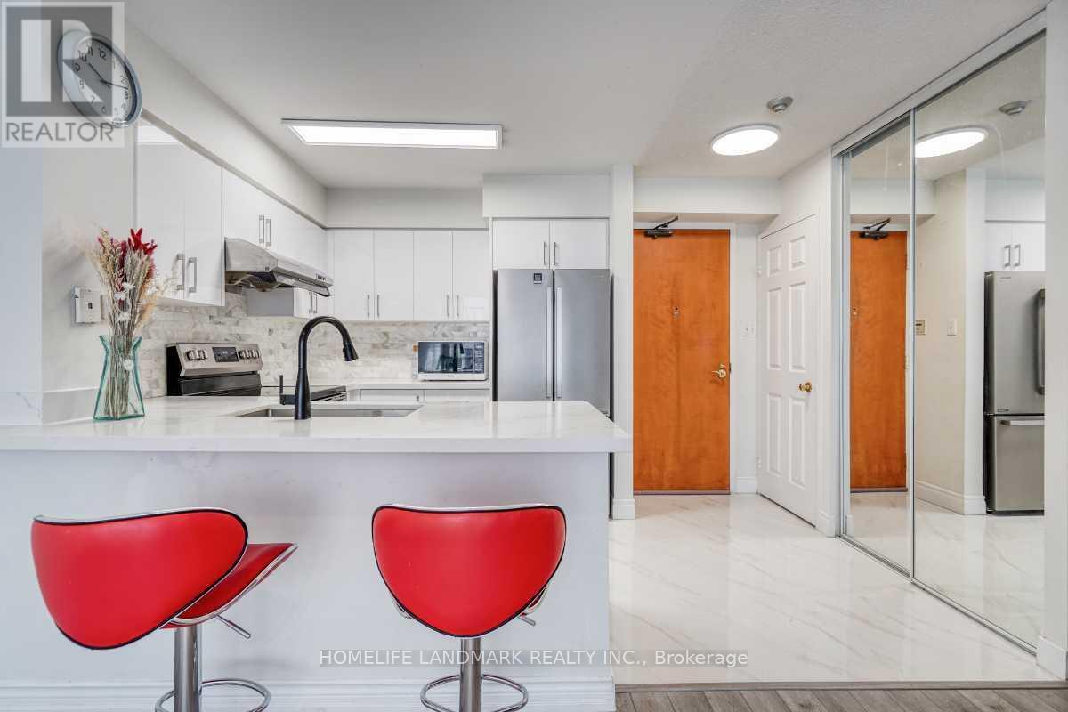 1503 - 260 Doris Avenue, Toronto, ON - Indoor Photo Showing Kitchen
