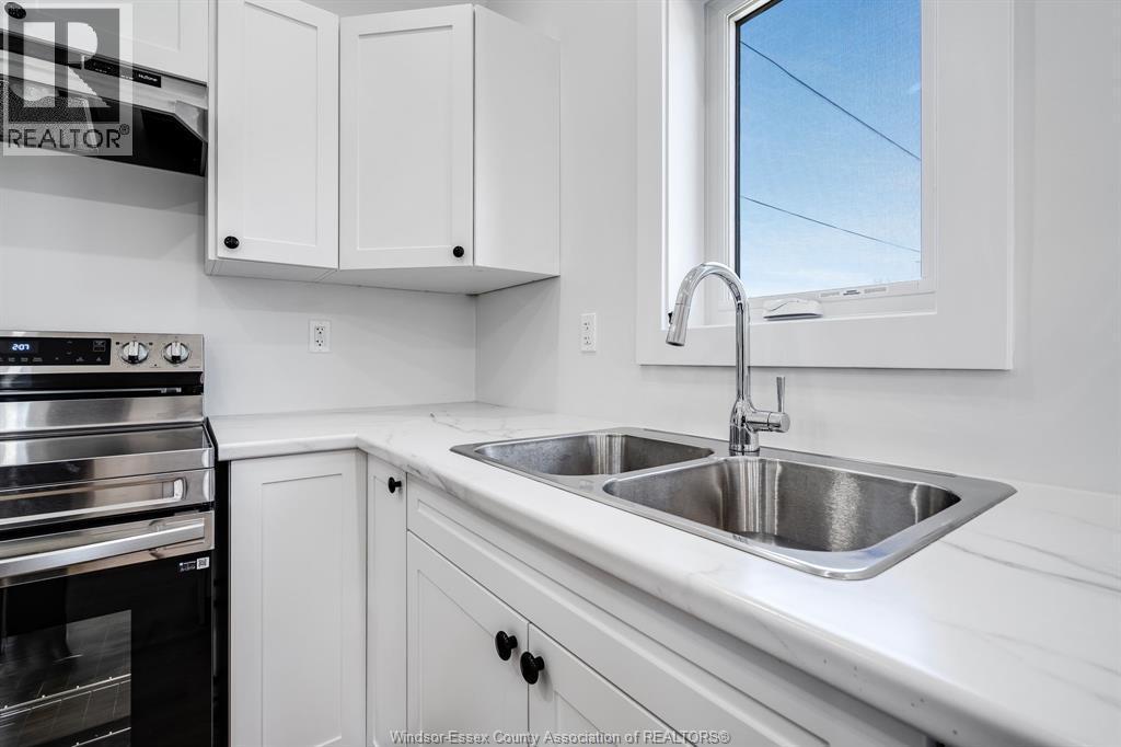21 Pearl Street West Unit# 4, Kingsville, ON - Indoor Photo Showing Kitchen With Double Sink