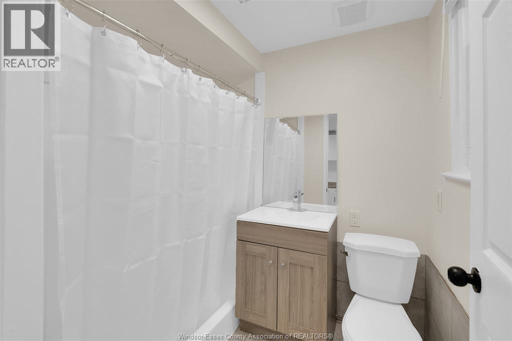 21 Pearl Street West Unit# 3, Kingsville, ON - Indoor Photo Showing Bathroom