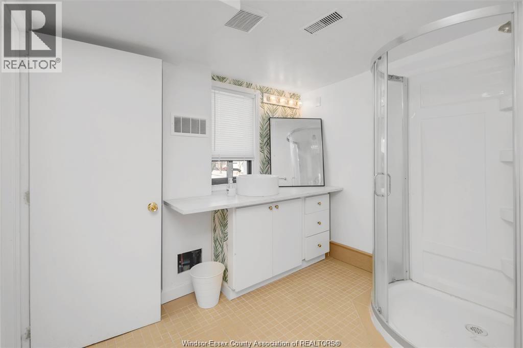 21 Pearl Street West Unit# 1, Kingsville, ON - Indoor Photo Showing Bathroom