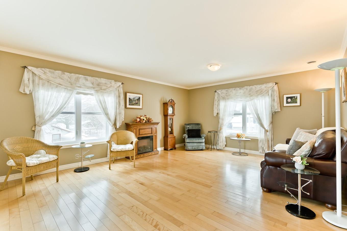 Salon - 204-201 Rue De L'Union, Coaticook, QC - Indoor Photo Showing Living Room