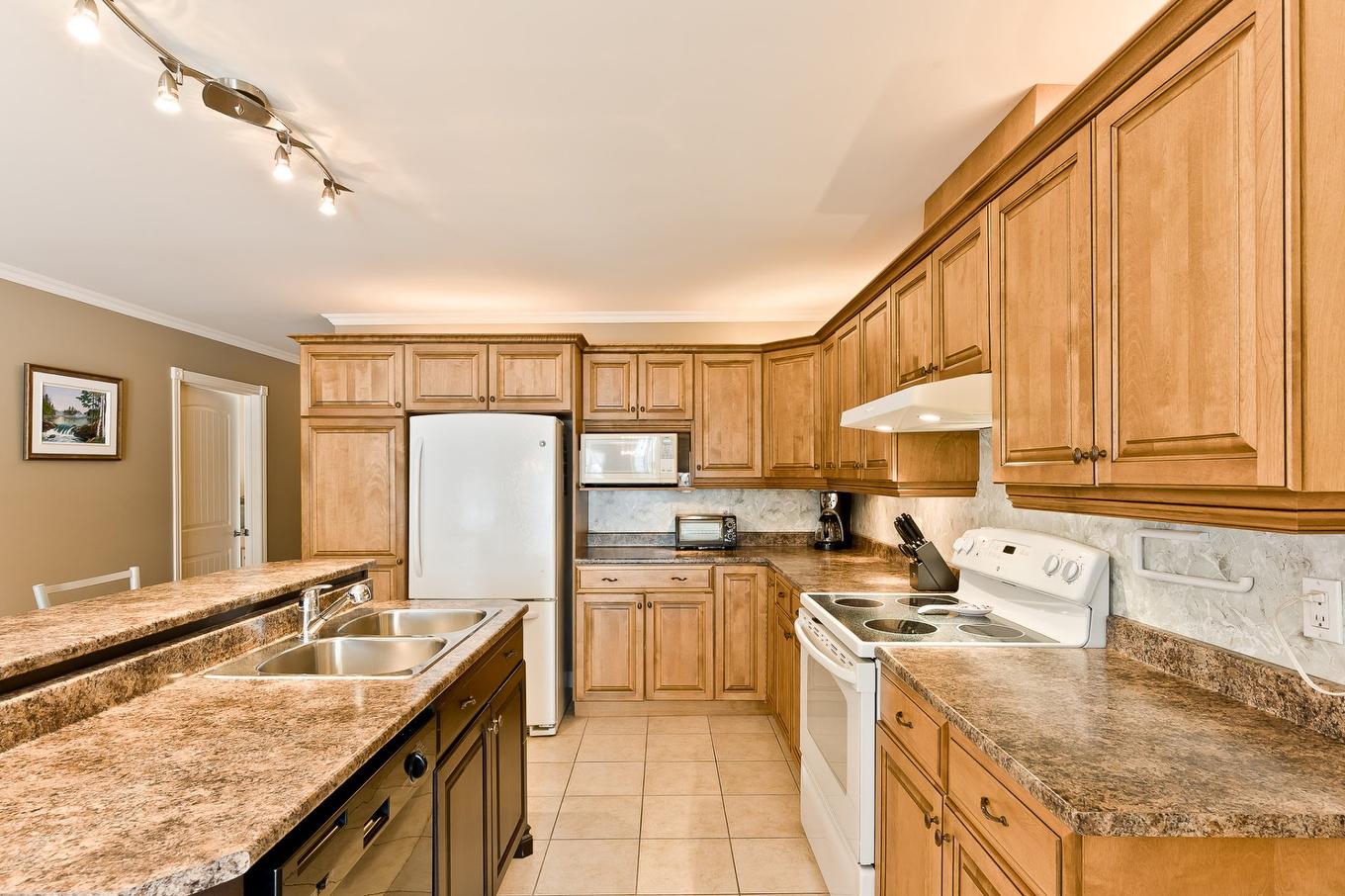 Cuisine - 204-201 Rue De L'Union, Coaticook, QC - Indoor Photo Showing Kitchen With Double Sink