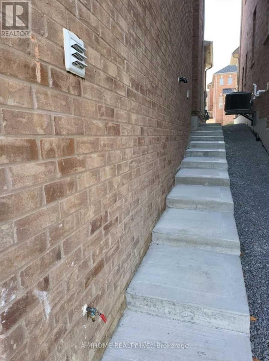 18 Frank Kelly Drive, East Gwillimbury, ON - Outdoor