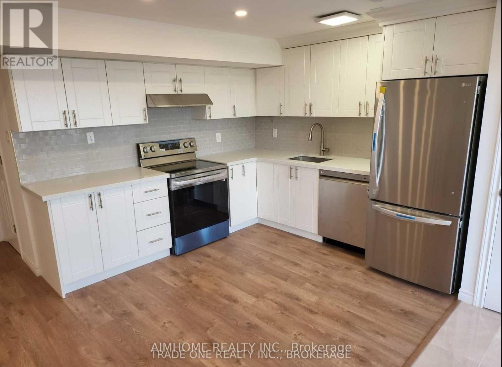 18 Frank Kelly Drive, East Gwillimbury, ON - Indoor Photo Showing Kitchen
