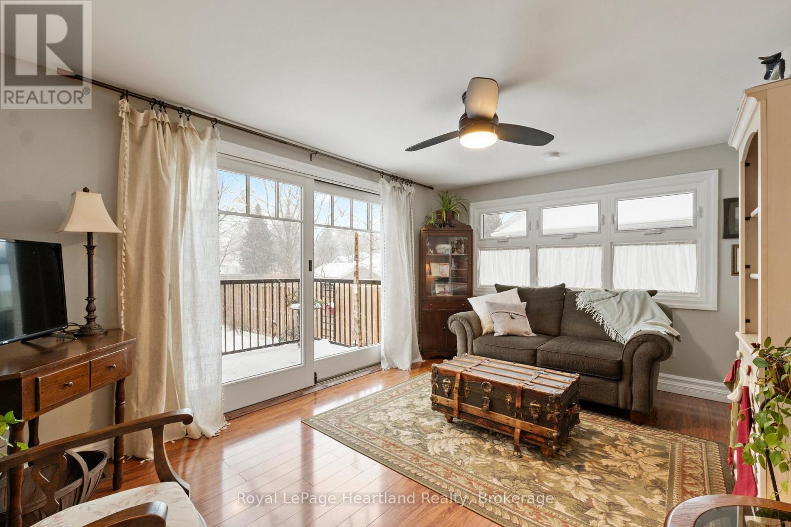 105 Quebec Street, Goderich (Goderich (Town)), ON - Indoor Photo Showing Living Room