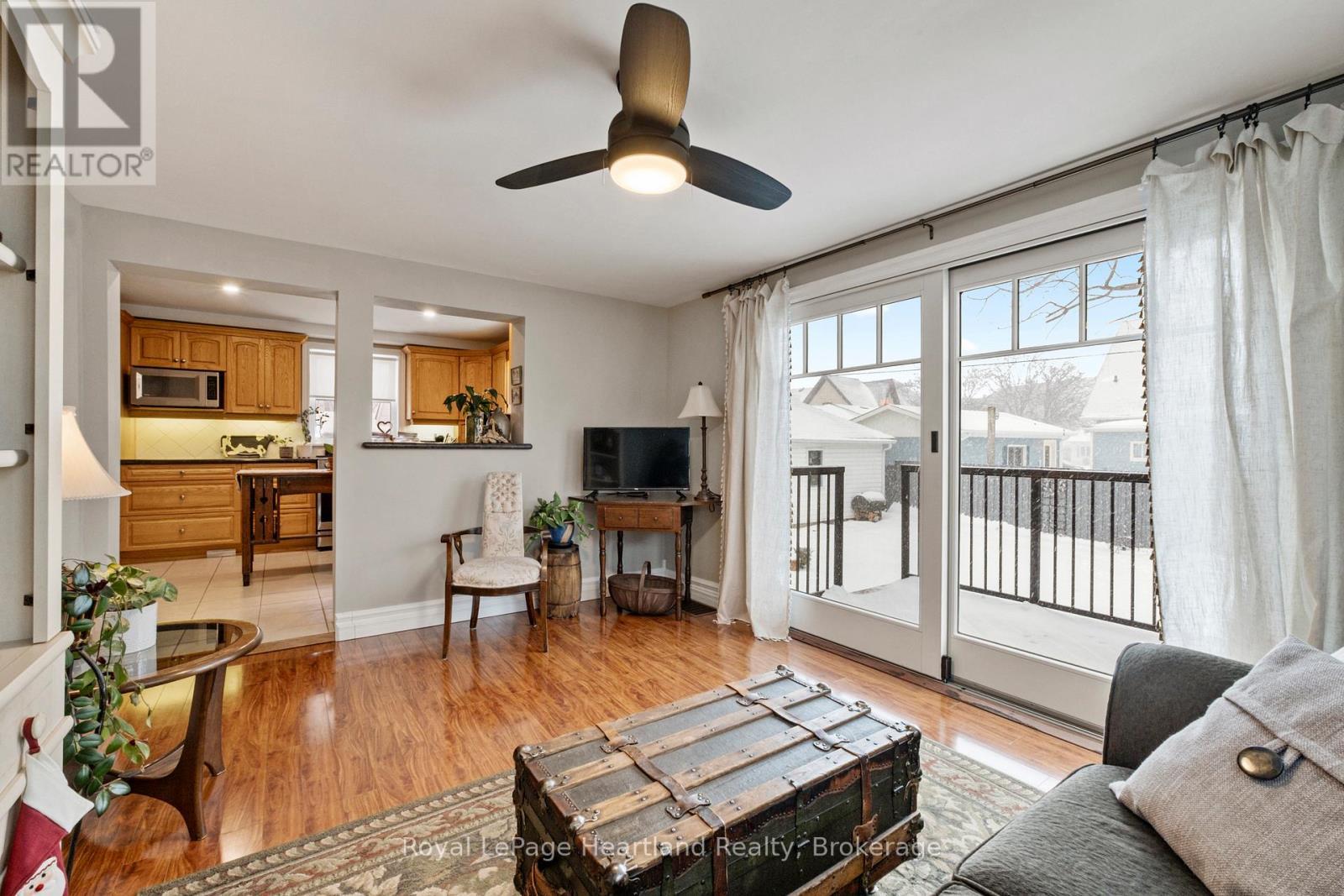 105 Quebec Street, Goderich (Goderich (Town)), ON - Indoor Photo Showing Living Room