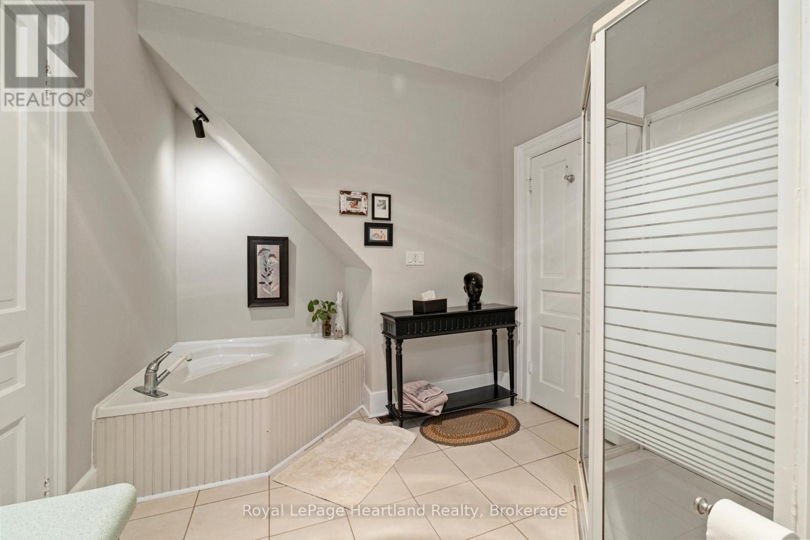 105 Quebec Street, Goderich (Goderich (Town)), ON - Indoor Photo Showing Bathroom