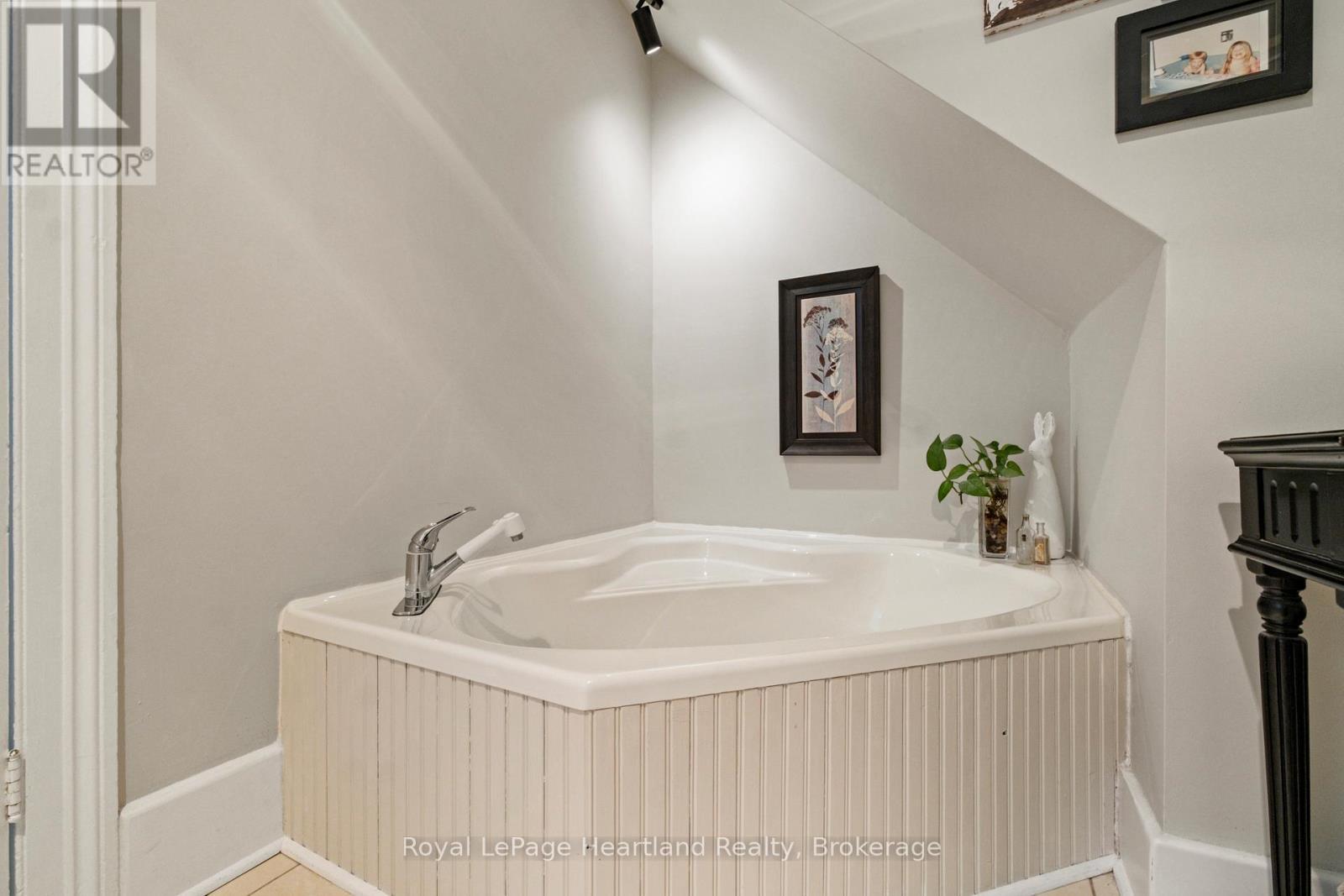 105 Quebec Street, Goderich (Goderich (Town)), ON - Indoor Photo Showing Bathroom