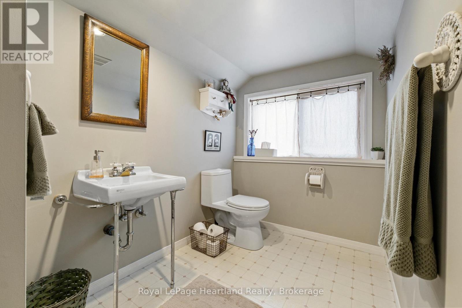 105 Quebec Street, Goderich (Goderich (Town)), ON - Indoor Photo Showing Bathroom