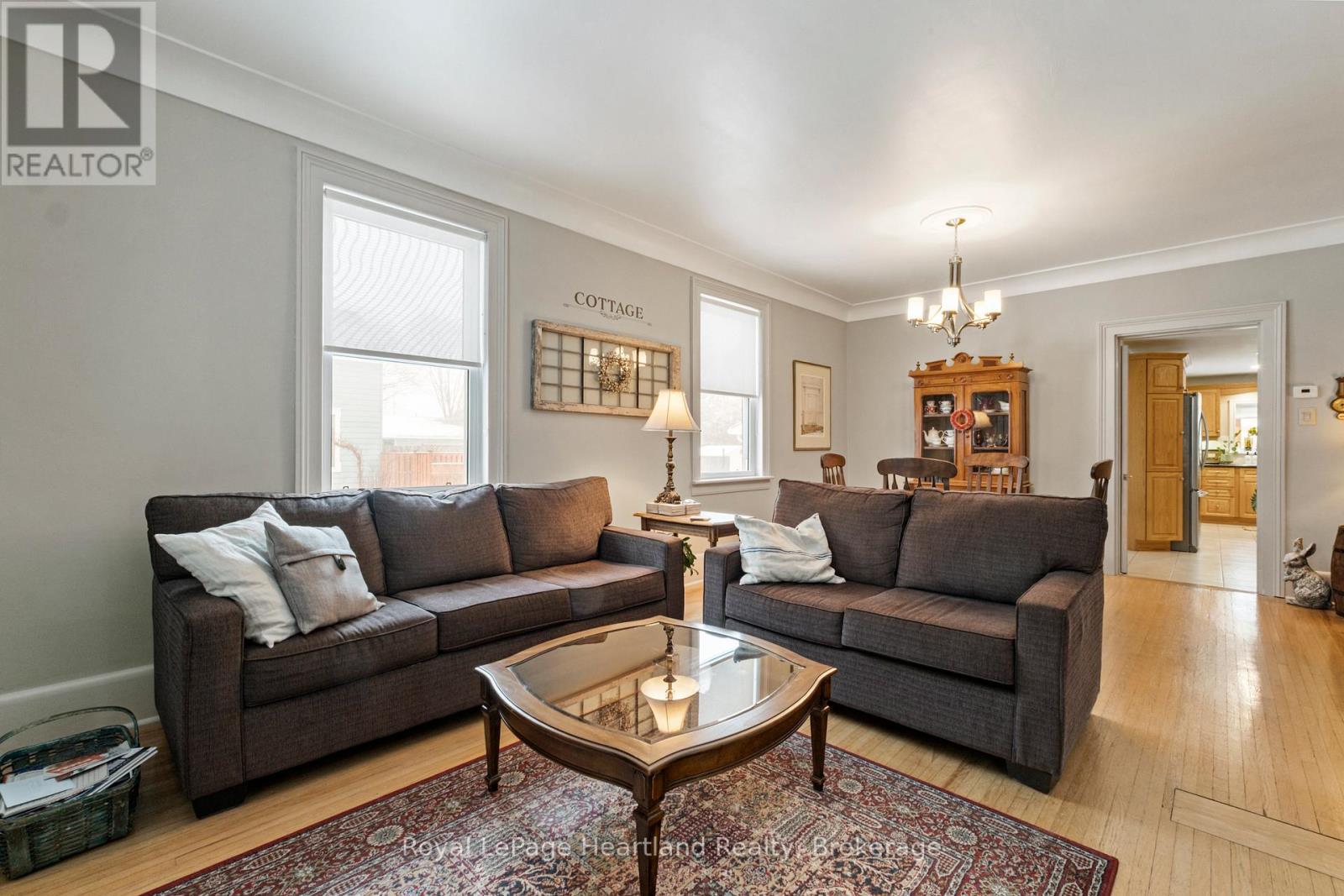 105 Quebec Street, Goderich (Goderich (Town)), ON - Indoor Photo Showing Living Room