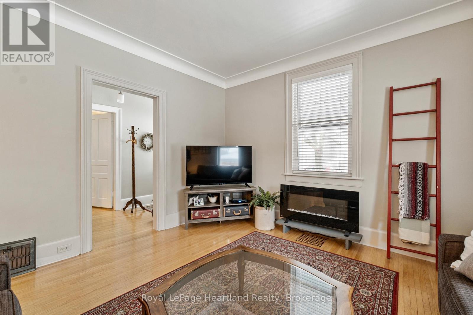 105 Quebec Street, Goderich (Goderich (Town)), ON - Indoor Photo Showing Living Room With Fireplace